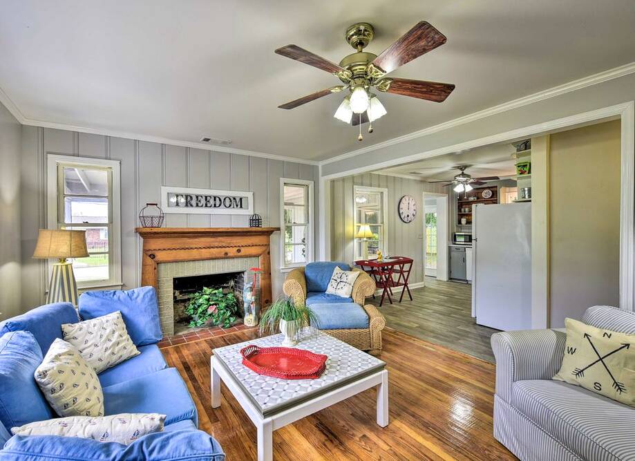 Beaufort Home w/Porch, 4 Mi. from Downto...